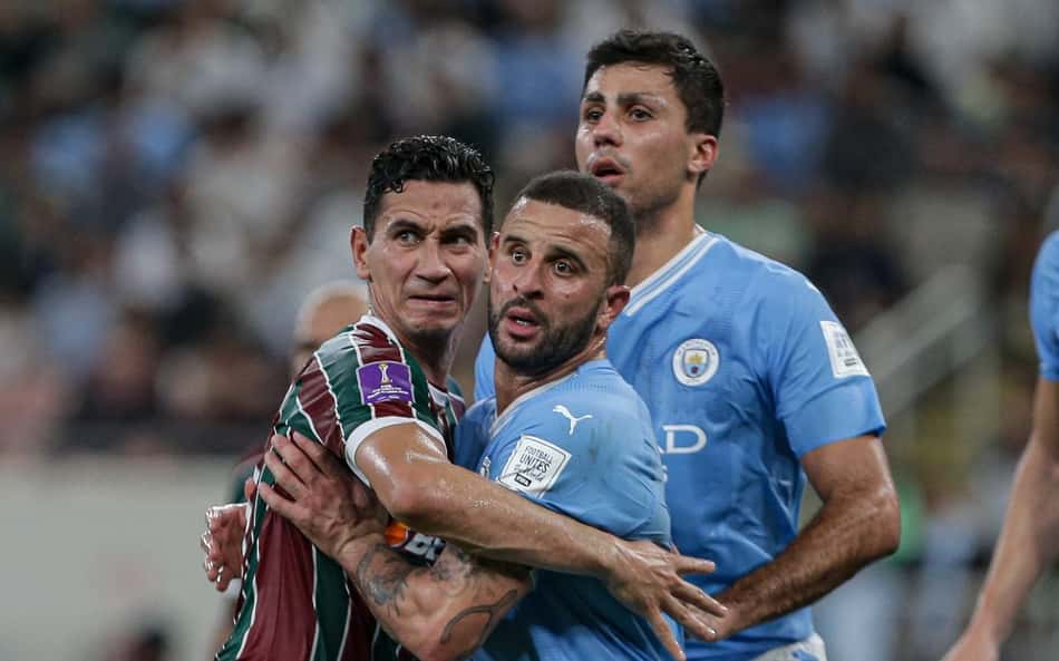 Ganso em disputa com Walker em Fluminense x Manchester City
