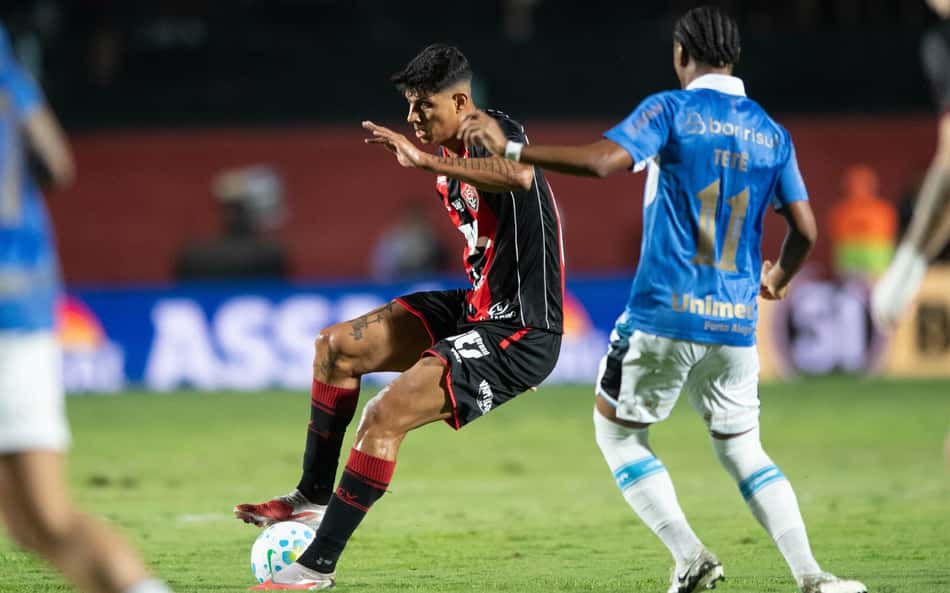 Jogadores de Vitória x Grêmio em disputa