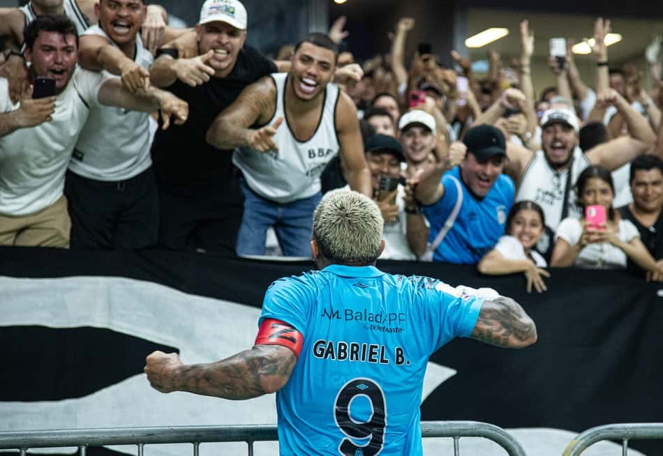 Gabigol comemora com a torcida seu gol na vitória do Santos sobre o Remo