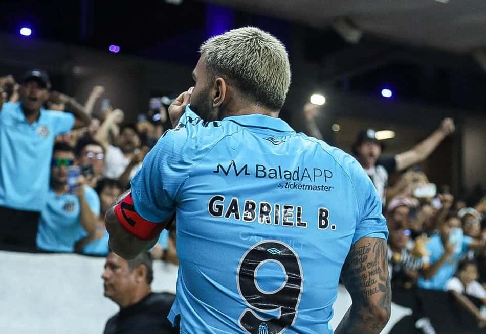 Gabigol comemora seu gol na vitória do Santos sobre o Remo