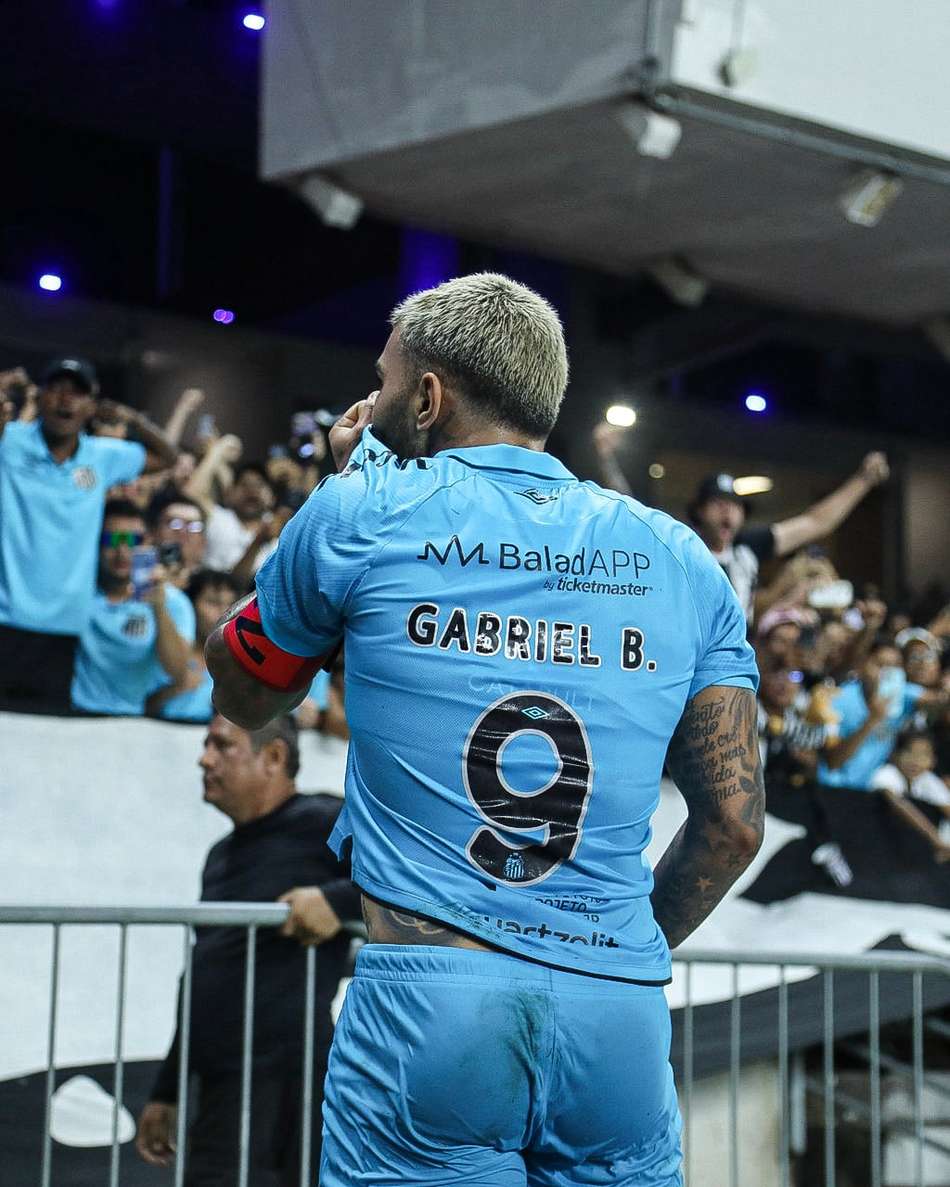 Gabigol comemora seu gol na vitória do Santos sobre o Remo