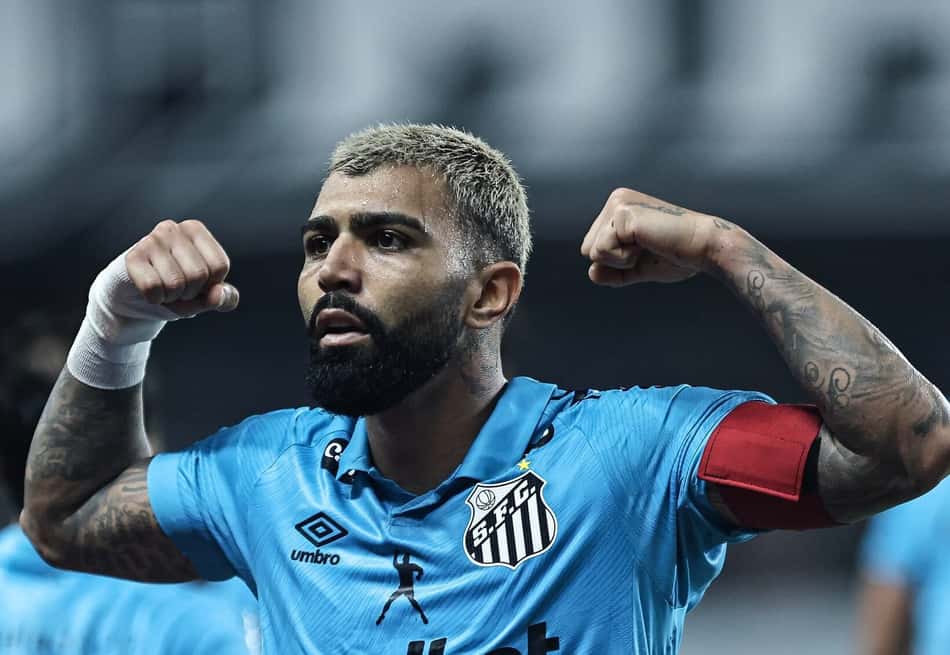 Gabigol comemora gol na vitória do Santos sobre o Remo
