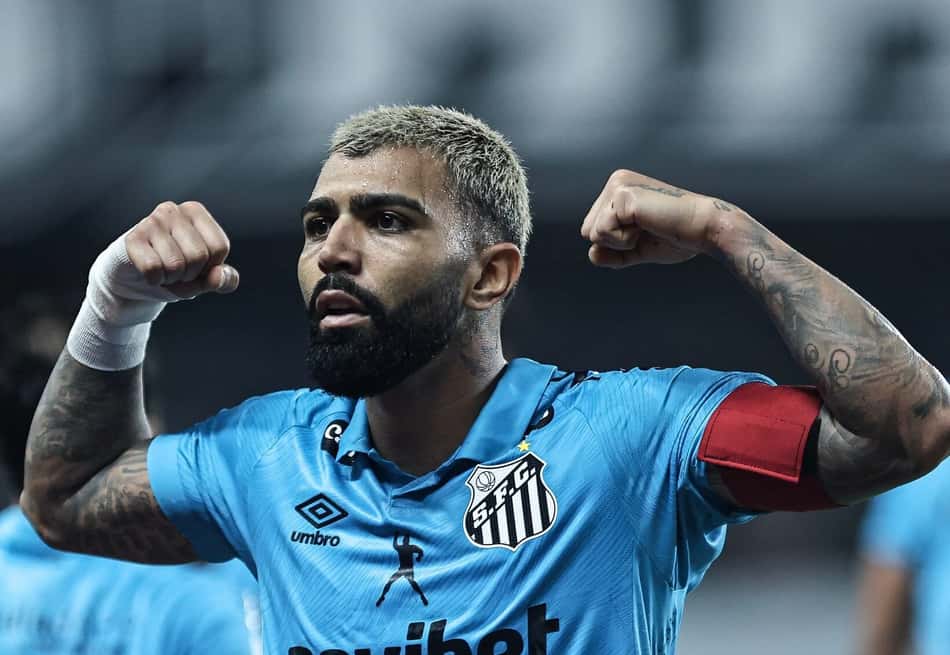 Gabigol comemora gol na vitória do Santos sobre o Remo
