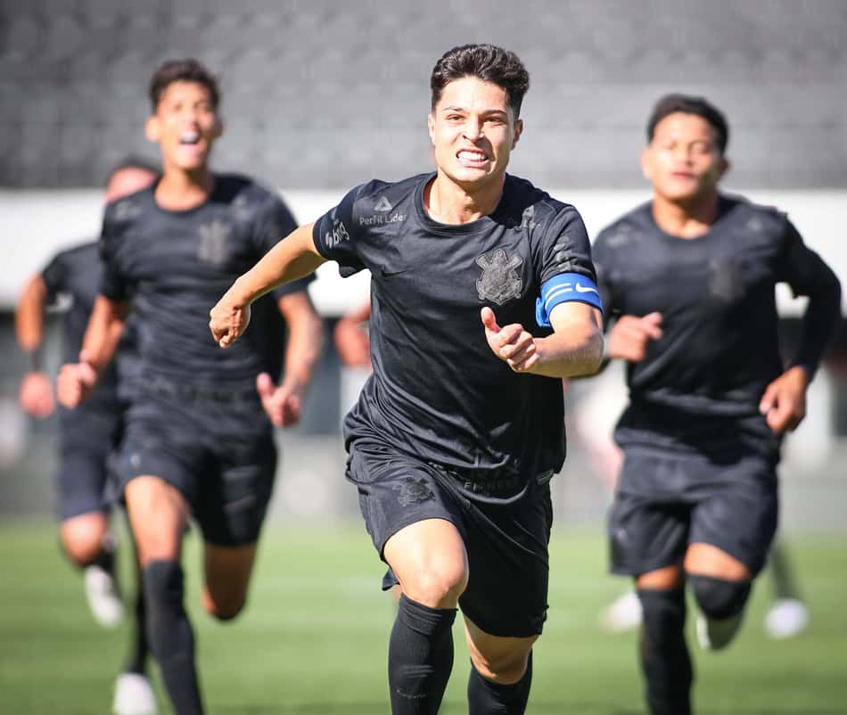 Gabriel Caipira comemora gol pelo Corinthians na base