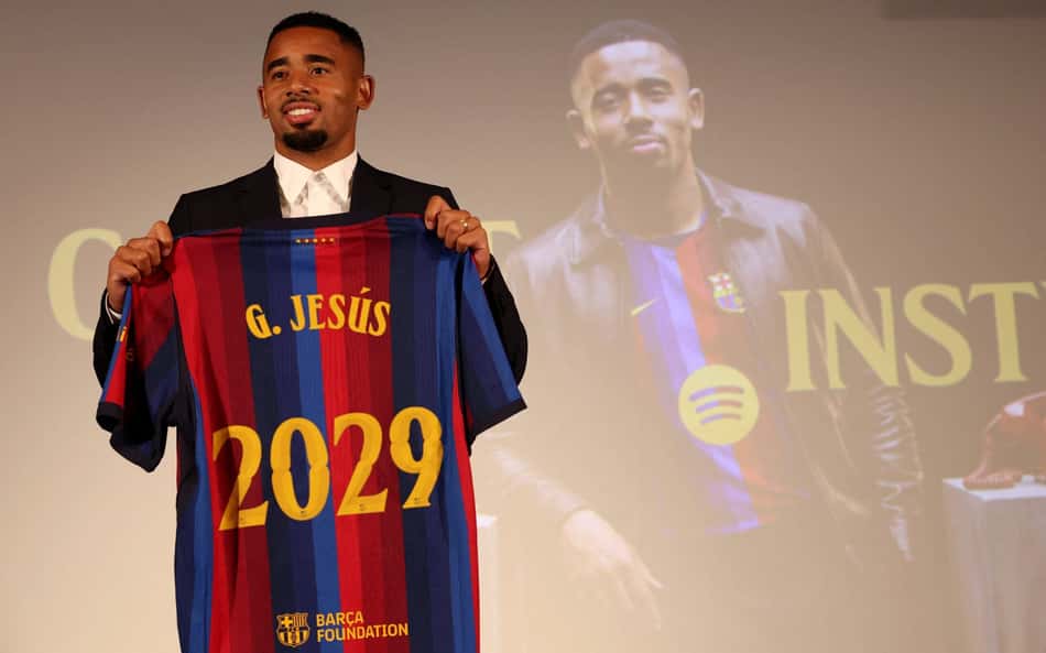 Gabriel Jesus é apresentado como novo jogador do Barcelona e posa com camisa do clube catalão