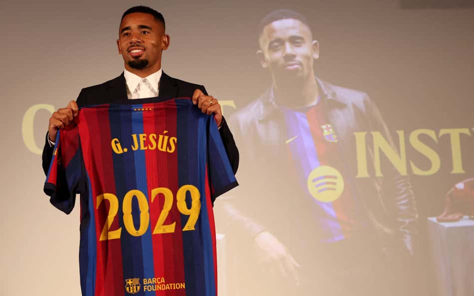 Gabriel Jesus é apresentado como novo jogador do Barcelona e posa com camisa do clube catalão
