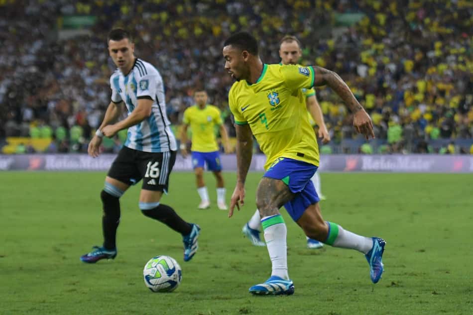 Gabriel Jesus representa a Seleção Brasileira em jogo contra a Argentina, em novembro de 2023