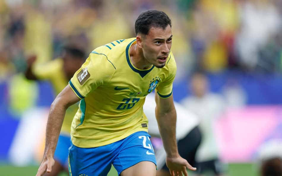 Gabriel Martinelli comemora gol pela Seleção Brasileira