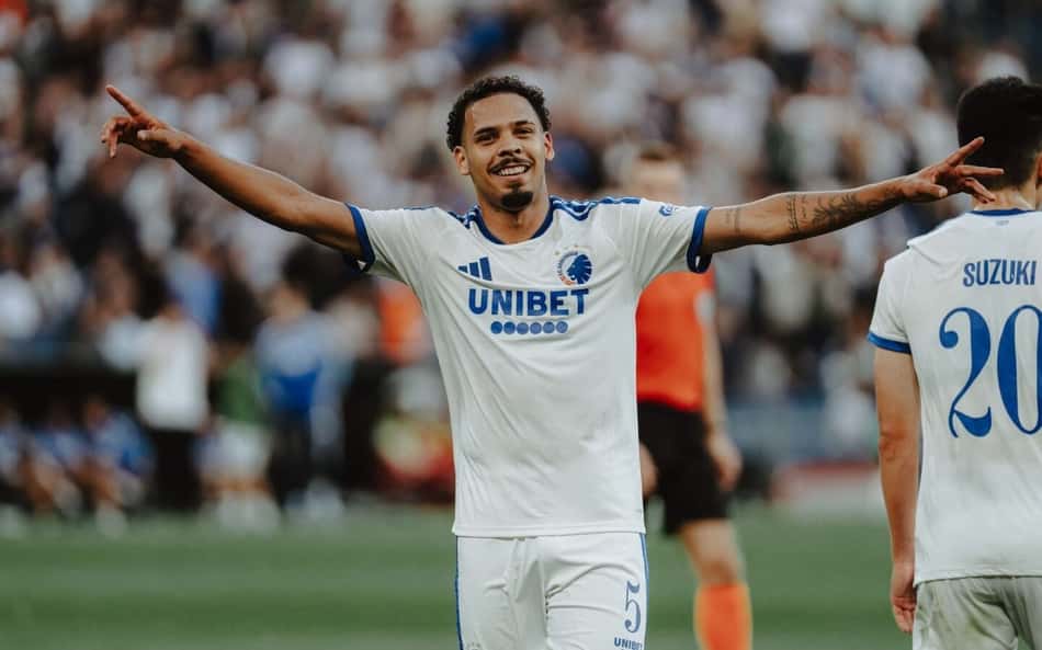 Gabriel Pereira com os braços abertos