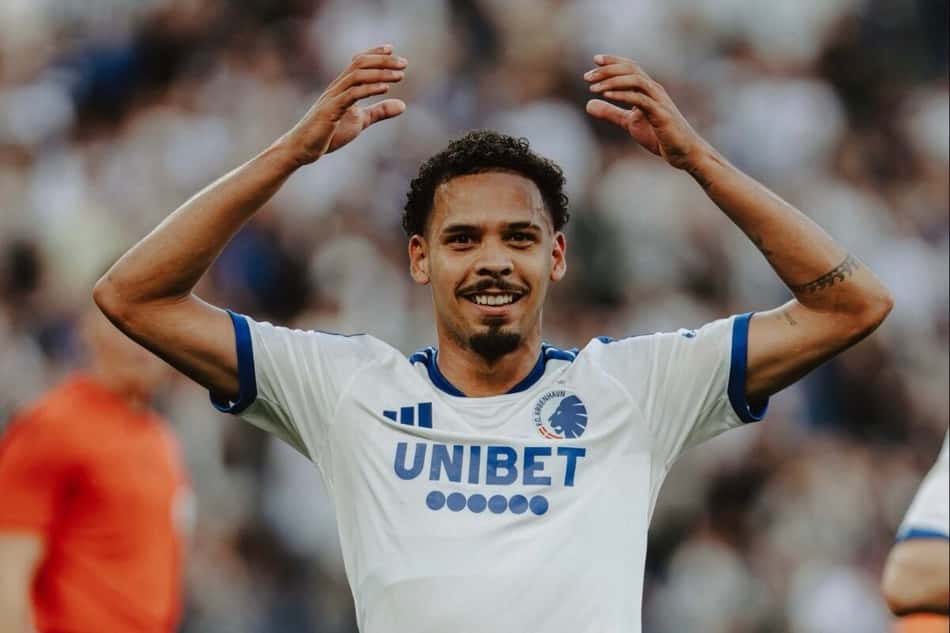 Gabriel Pereira com os braços abertos