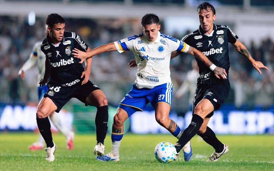 Gabriel Rojas disputa bola