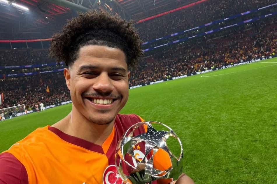 Gabriel sara com prêmio da Champions League