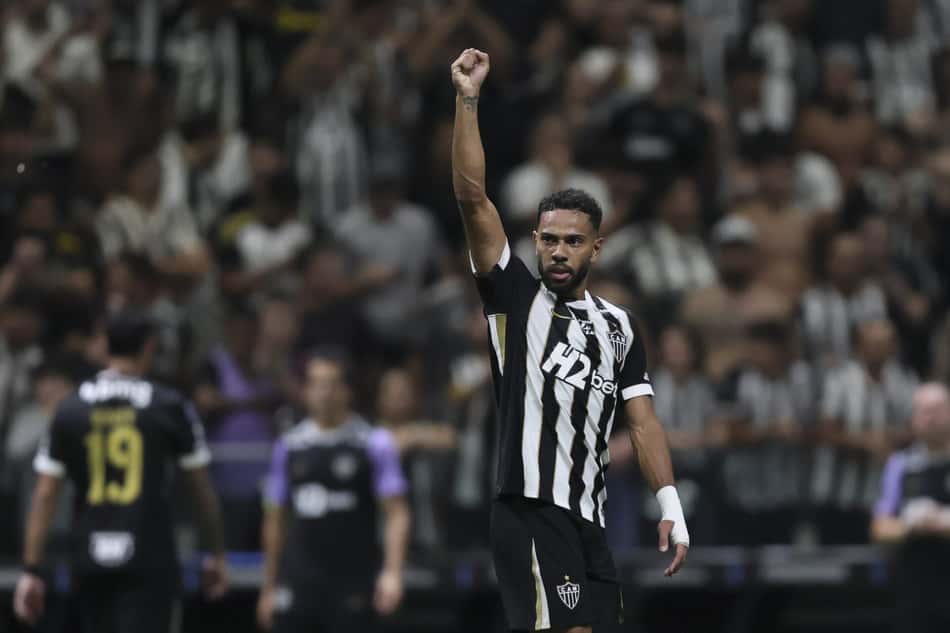 Renan Lodi jogador do Atletico-MG faz lancamento para gol de Reinier e comemora gol durante partida contra o Santos no estadio Arena MRV pelo campeonato Copa Sul-Americana 2026.