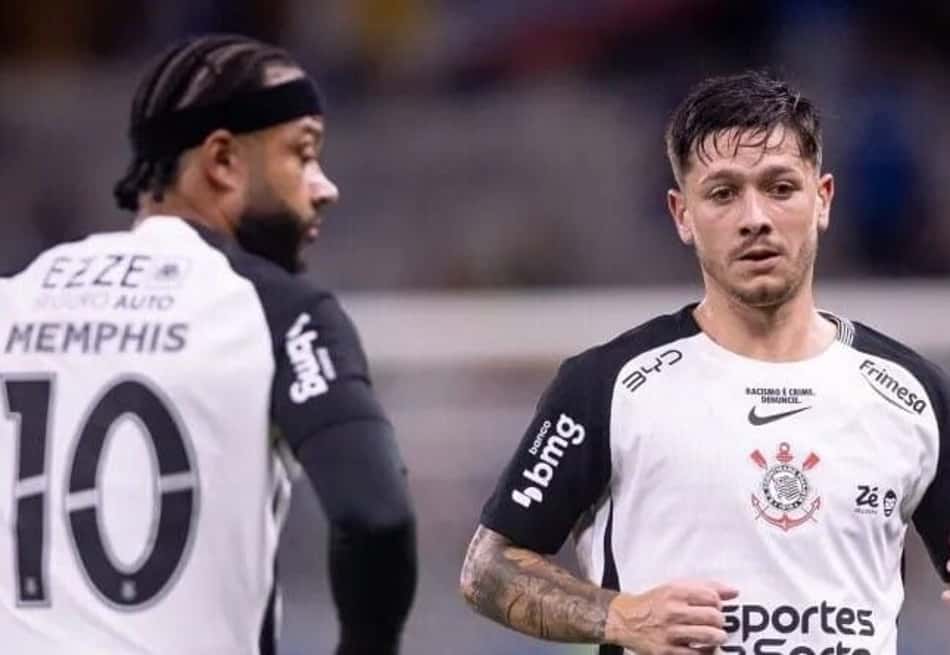 Rodrigo Garro e Memphis Depay durante partida do Corinthians