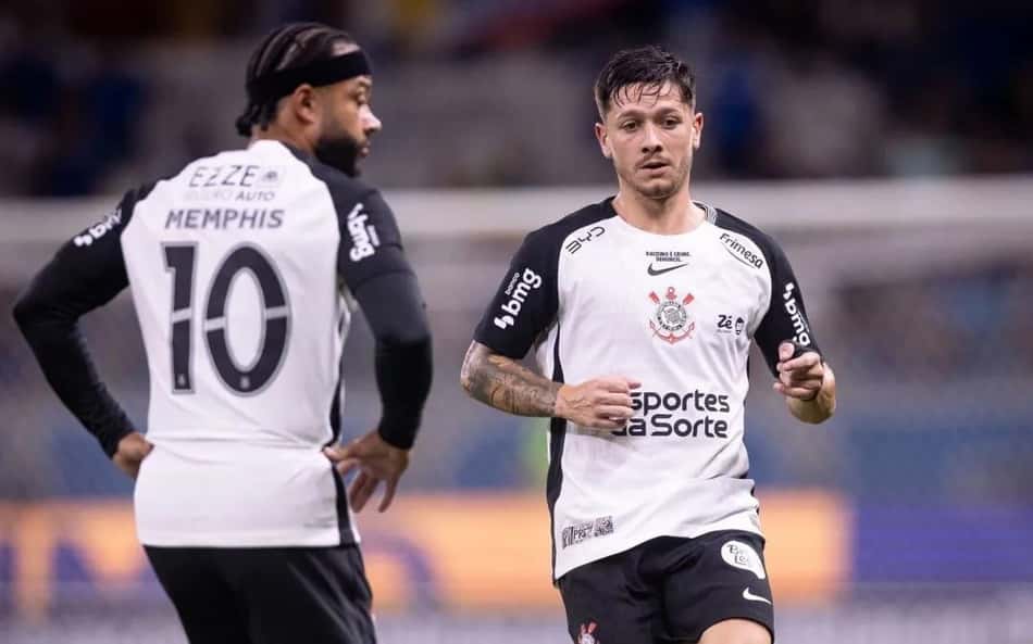 Rodrigo Garro e Memphis Depay durante partida do Corinthians