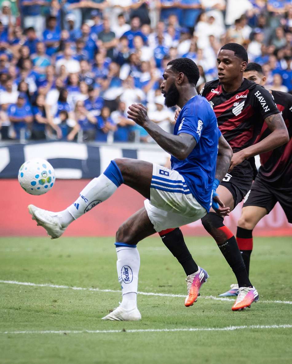 Gerson dá passe em Cruzeiro x Athletico-PR  (Foto: Gustavo Aleixo/Cruzeiro) 
