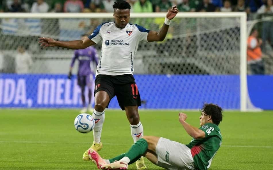 Giay abre o placar para o Palmeiras, contra o LDU