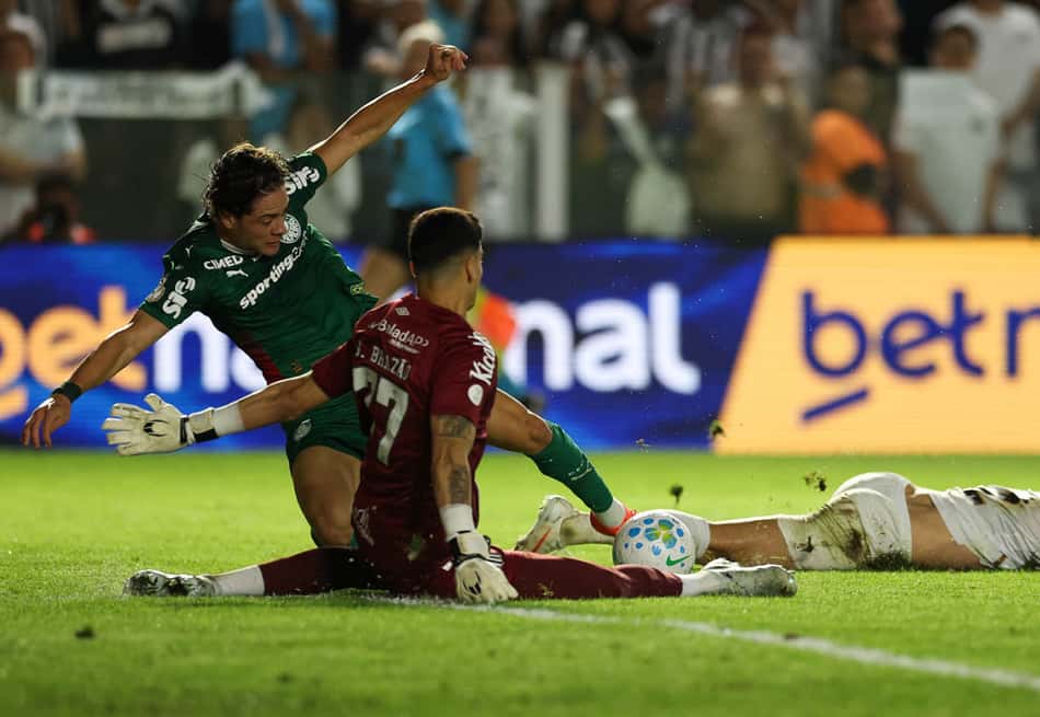 Giay, do Palmeiras, disputa a bola com o goleiro Brazão, do Santos, na Copa do Brasil