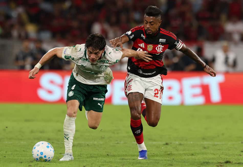 Giay, do Palmeiras, e Bruno Henrique, do Flamengo, disputam a bola no Maracanã