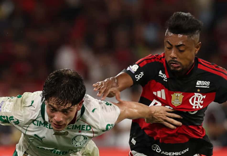 Giay, do Palmeiras, e Bruno Henrique, do Flamengo, disputam a bola no Maracanã