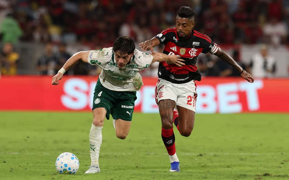 Giay, do Palmeiras, e Bruno Henrique, do Flamengo, disputam a bola no Maracanã