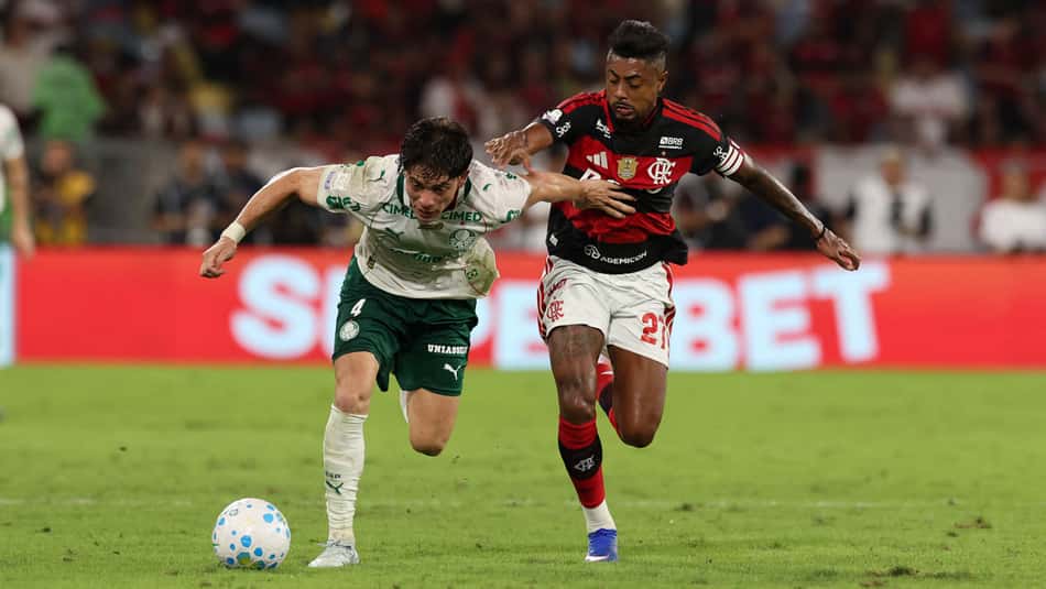 Giay, do Palmeiras, e Bruno Henrique, do Flamengo, disputam a bola no Maracanã