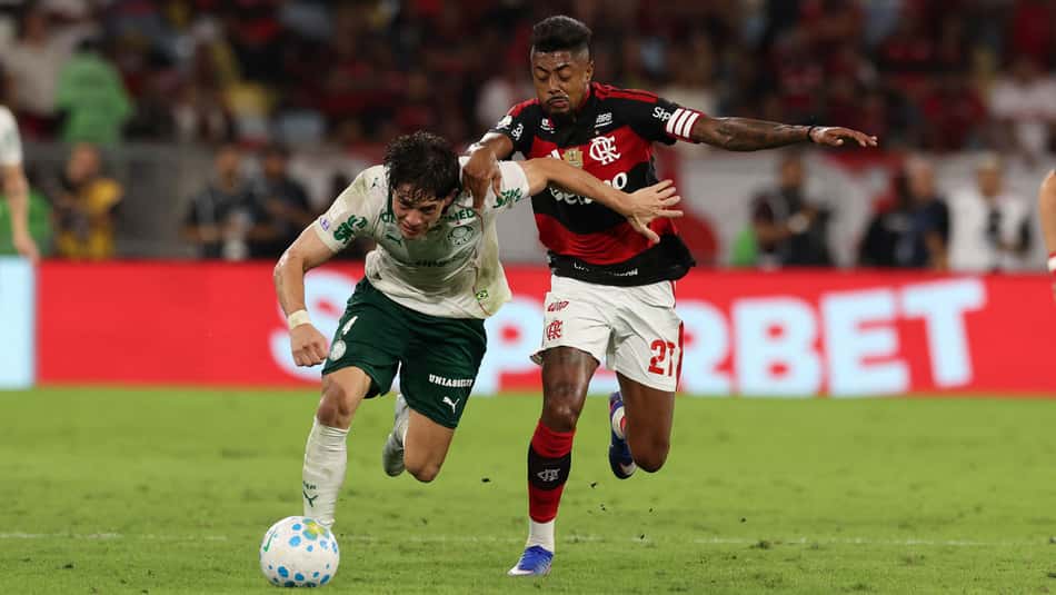 Giay e Bruno Henrique disputam a bola em partida entre Palmeiras e Flamengo no Maracanã