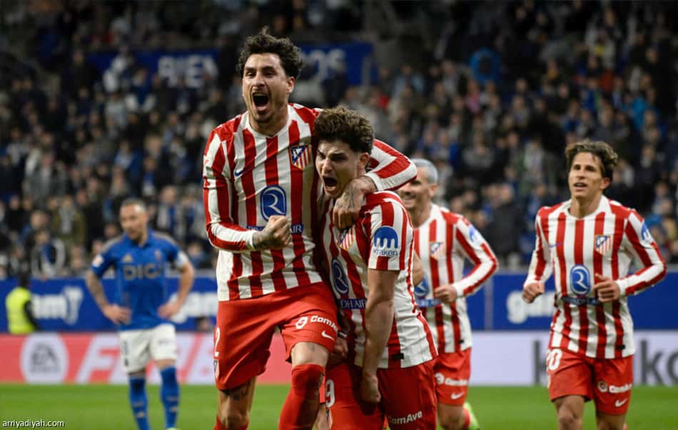 Giménez comemora ao lado de Julián Álvarez gol do Atlético de Madrid sobre o Real Oviedo