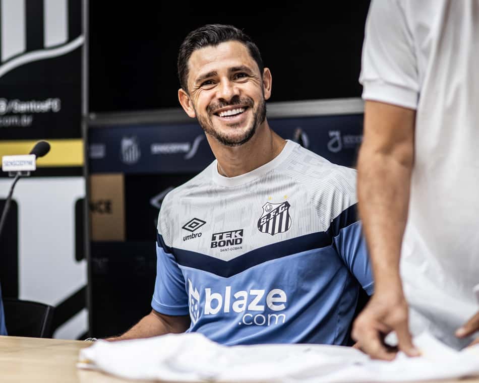 Giuliano com a camisa do Santos