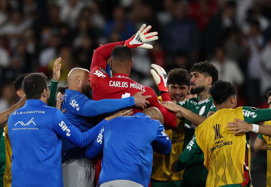 Goleiro Carlos Miguel é festejado após garantir vaga do Palmeiras à semifinal da Libertadores