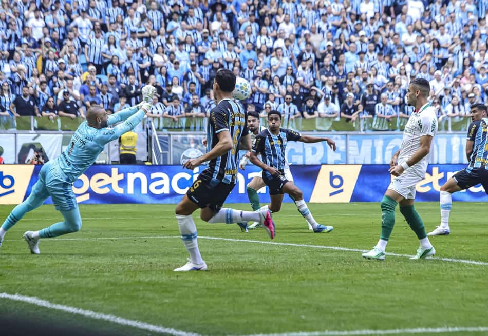 Goleiro Weverton, do Grêmio, faz boa defesa na partida contra o Palmeiras