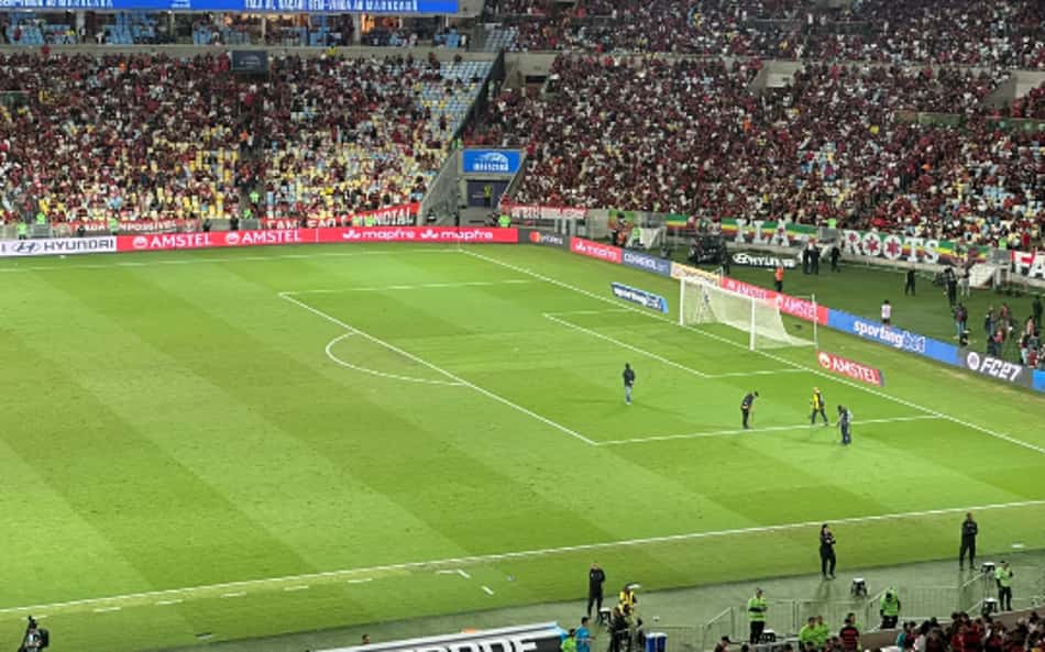 Gramado do Maracanã em Flamengo x Del Valle