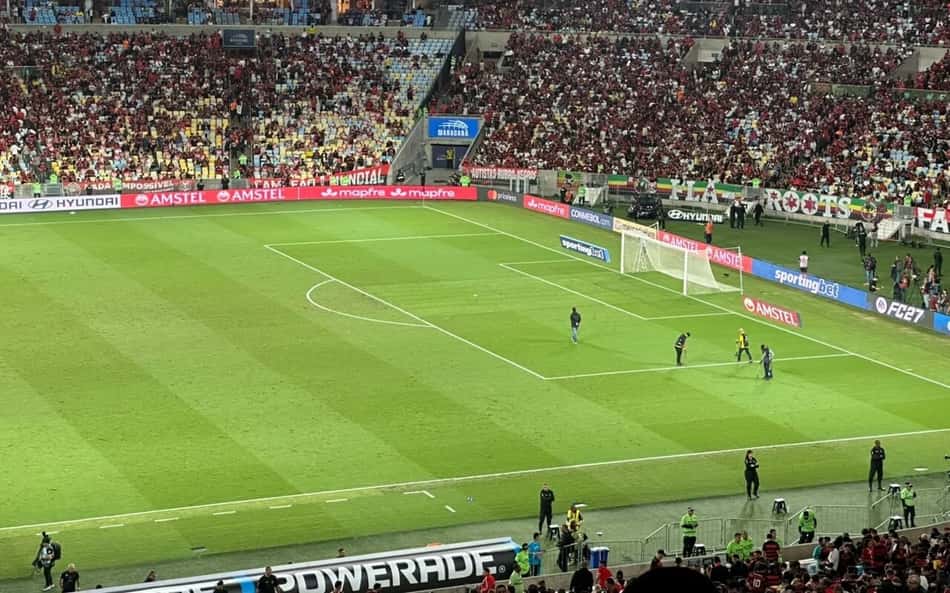 NFL consegue máquina a tempo e inicia troca de gramado do Maracanã