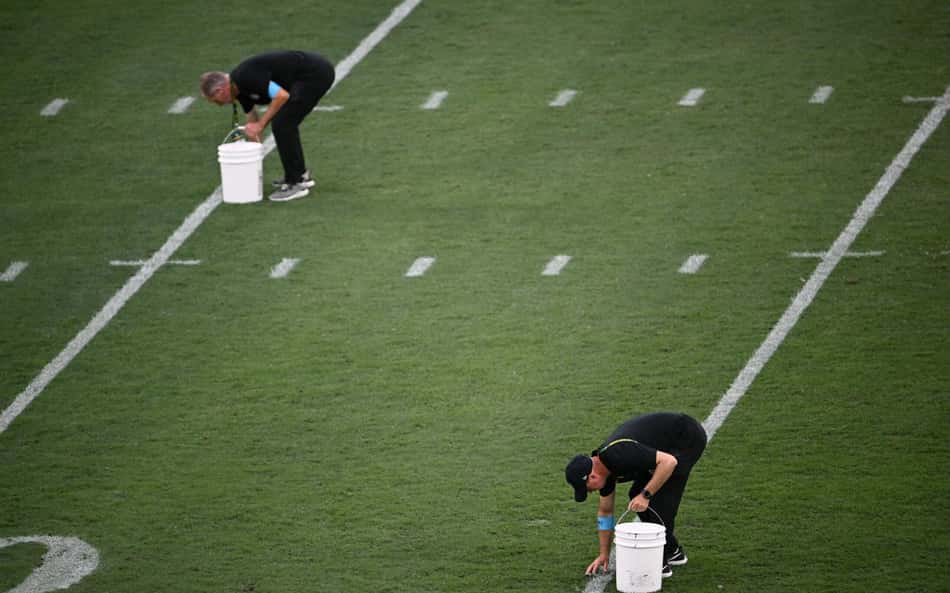 Gramado do Maracanã recebe pintura para jogo da NFL
