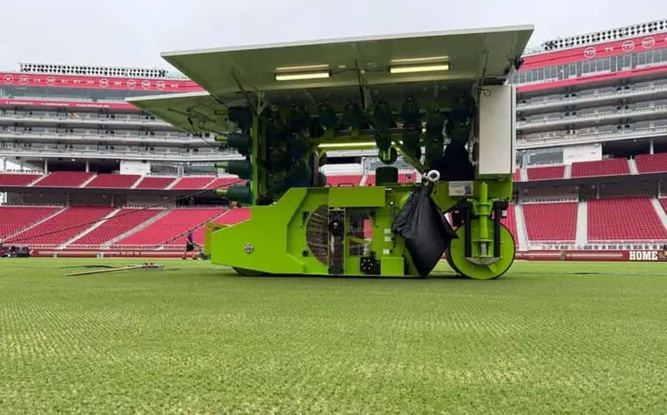 Máquina de "stitching", ou costura, para gramado híbrido em uso nos EUA. Modelo é semelhante à usada no Maracanã