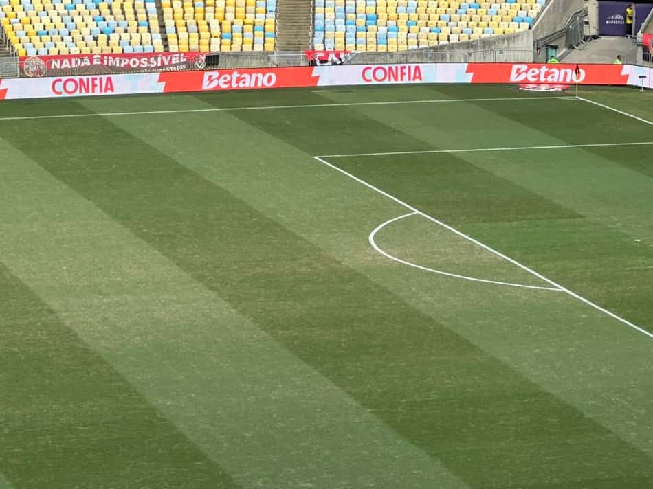 Gramado do Maracanã, estádio em que jogam Flamengo e Fluminense