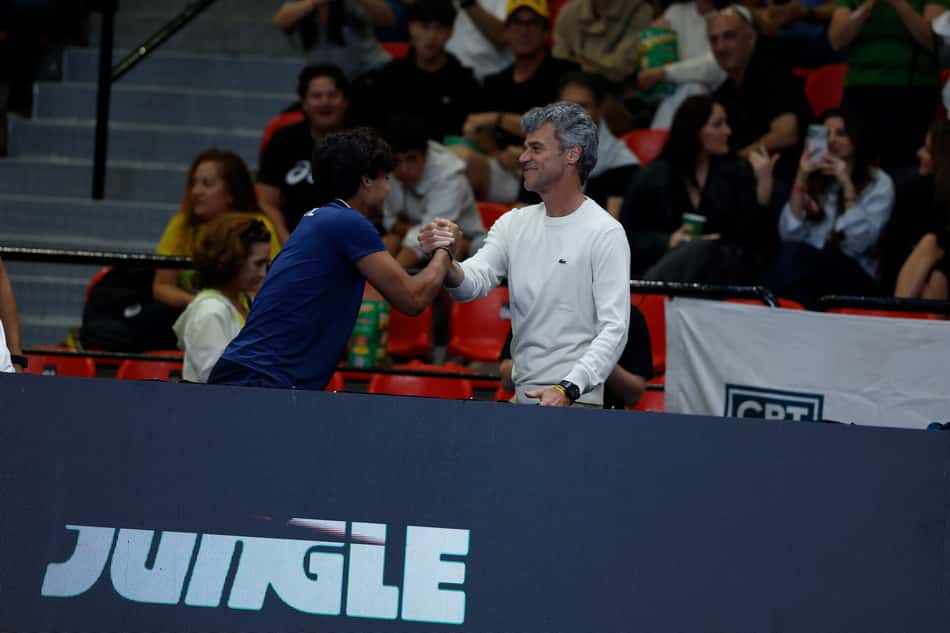 Guga Kuerten cumprimenta Guto Miguel na Copa Davis (Foto: Luiz Candido/CBT)