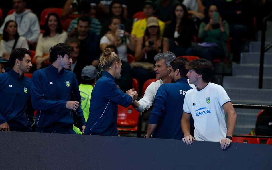 Guga Kuerten é cumprimentado pelo duplista Rafael Matos ao chegar à Copa Davis no Rio de Janeiro
