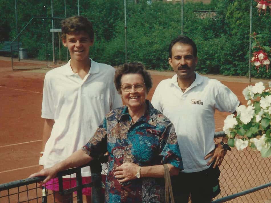 Guga Kuerten em 1992 com a avó, Olga, e o técnico Larri Passos em Castricum, Holanda