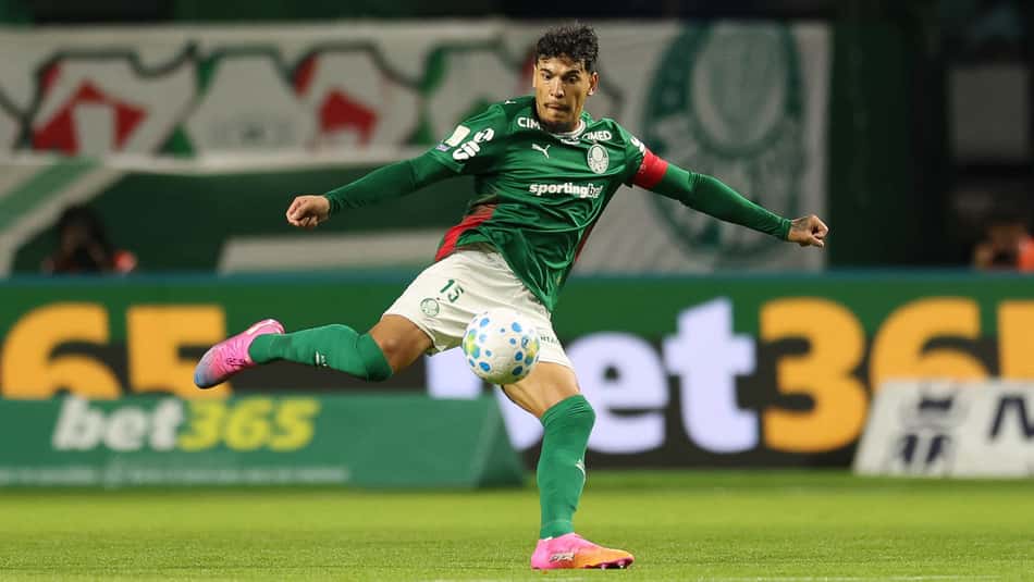Gustavo Gómez chuta a bola na vitória do Palmeiras sobre o São Paulo
