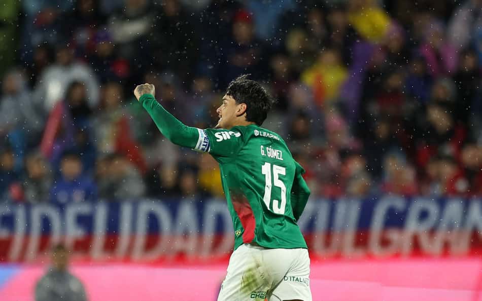 O jogador Gustavo Gómez, da SE Palmeiras, comemora seu gol contra a equipe do C Cerro Porteño, durante partida válida pelas oitavas de final, volta, da Conmebol Libertadores, no Estádio La Nueva Olla.