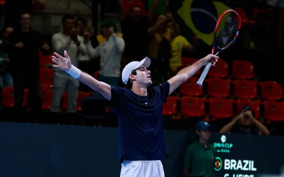 Gustavo Heide celebra a vitória sobre o suíço Stan Wawrinka na Davis