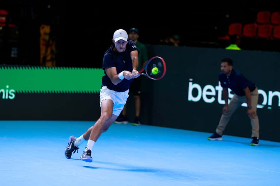Gustavo Heide devolve a bola na virada sobre Stan Wawrinka na Davis (Foto: Luiz Candido/CBT)