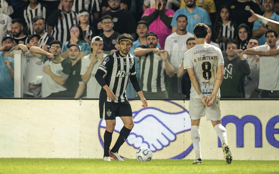 Gustavo Scarpa em Santos x Atlético (Foto: Pedro Souza / Atlético)