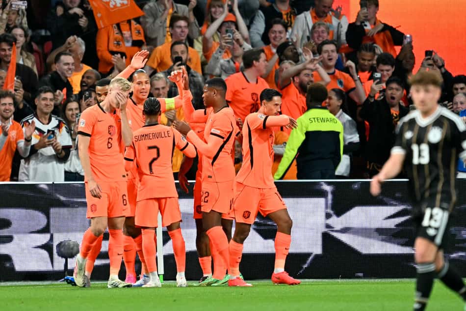 Elenco da Holanda abraçado