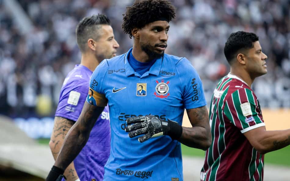 Hugo Souza de camisa azul om Fábio e Hulk atrás