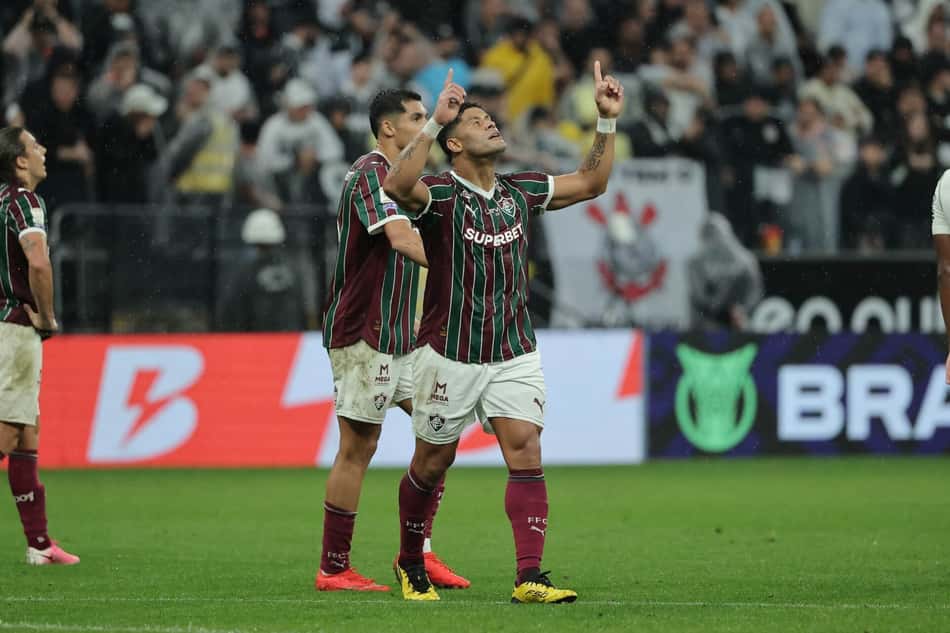 Hulk comemorando com as mãos para o alto e a camisa do Fluminense