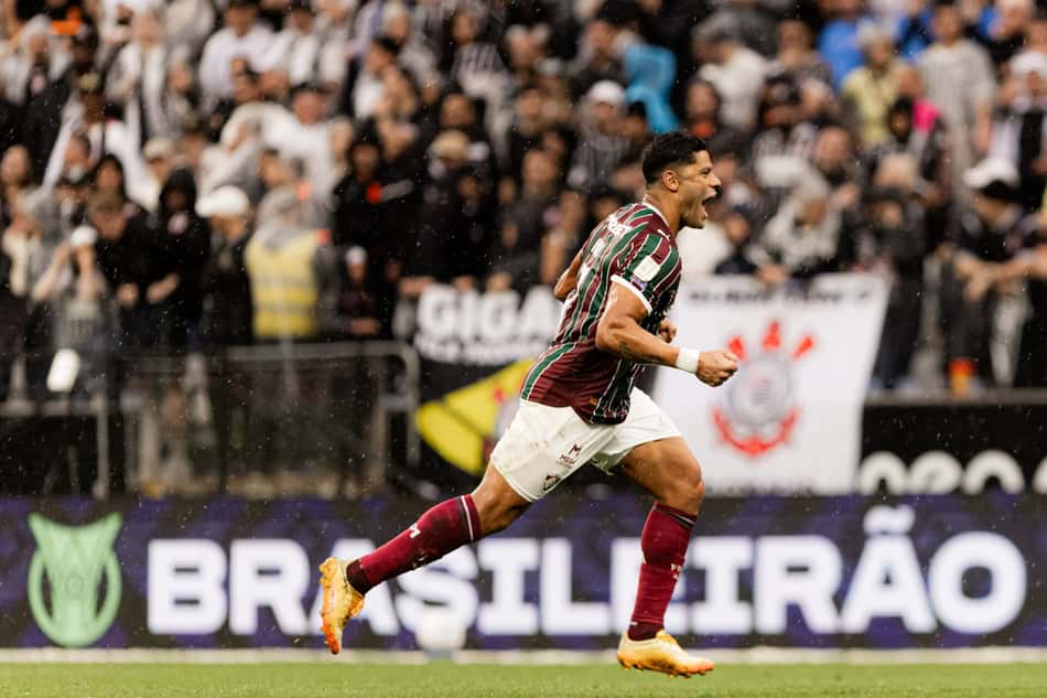 Hulk comemorando gol pelo Fluminense correndo