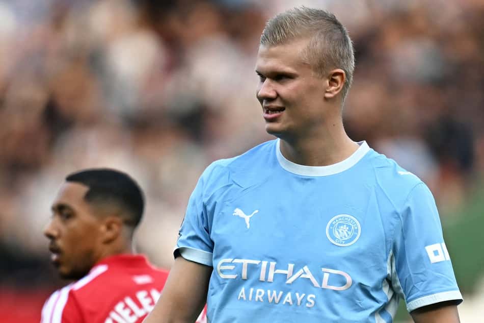 Haaland com cabelo cortado com camisa do City