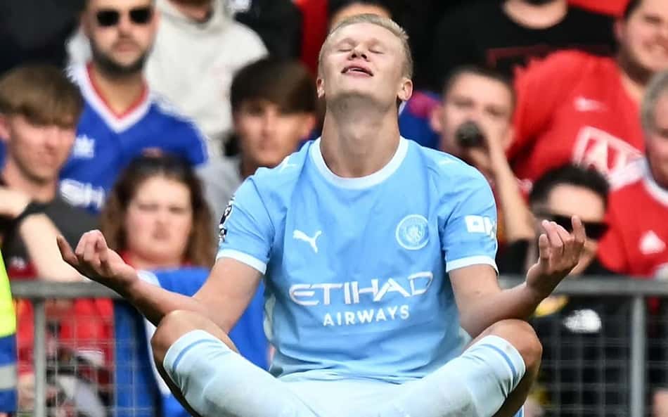 Erling Haaland comemora gol do Manchester City contra o Manchester United pela Premier League. (Foto: Paul Ellis/AFP)